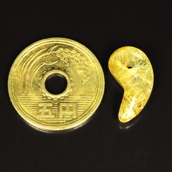 【存在感抜群】一点物 ゴールドタイチンルチル 勾玉 Ｍｒ１４８ 金針水晶のお守り効果 力が宿る 天然石ストーン 京海堂 14枚目の画像