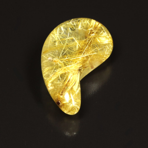 【存在感抜群】一点物 ゴールドタイチンルチル 勾玉 Ｍｒ１４８ 金針水晶のお守り効果 力が宿る 天然石ストーン 京海堂 1枚目の画像