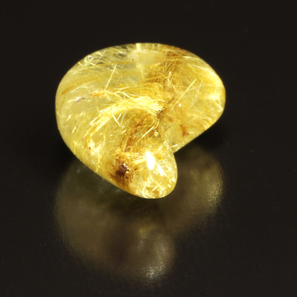 【存在感抜群】一点物 ゴールドタイチンルチル 勾玉 Ｍｒ１４８ 金針水晶のお守り効果 力が宿る 天然石ストーン 京海堂 9枚目の画像