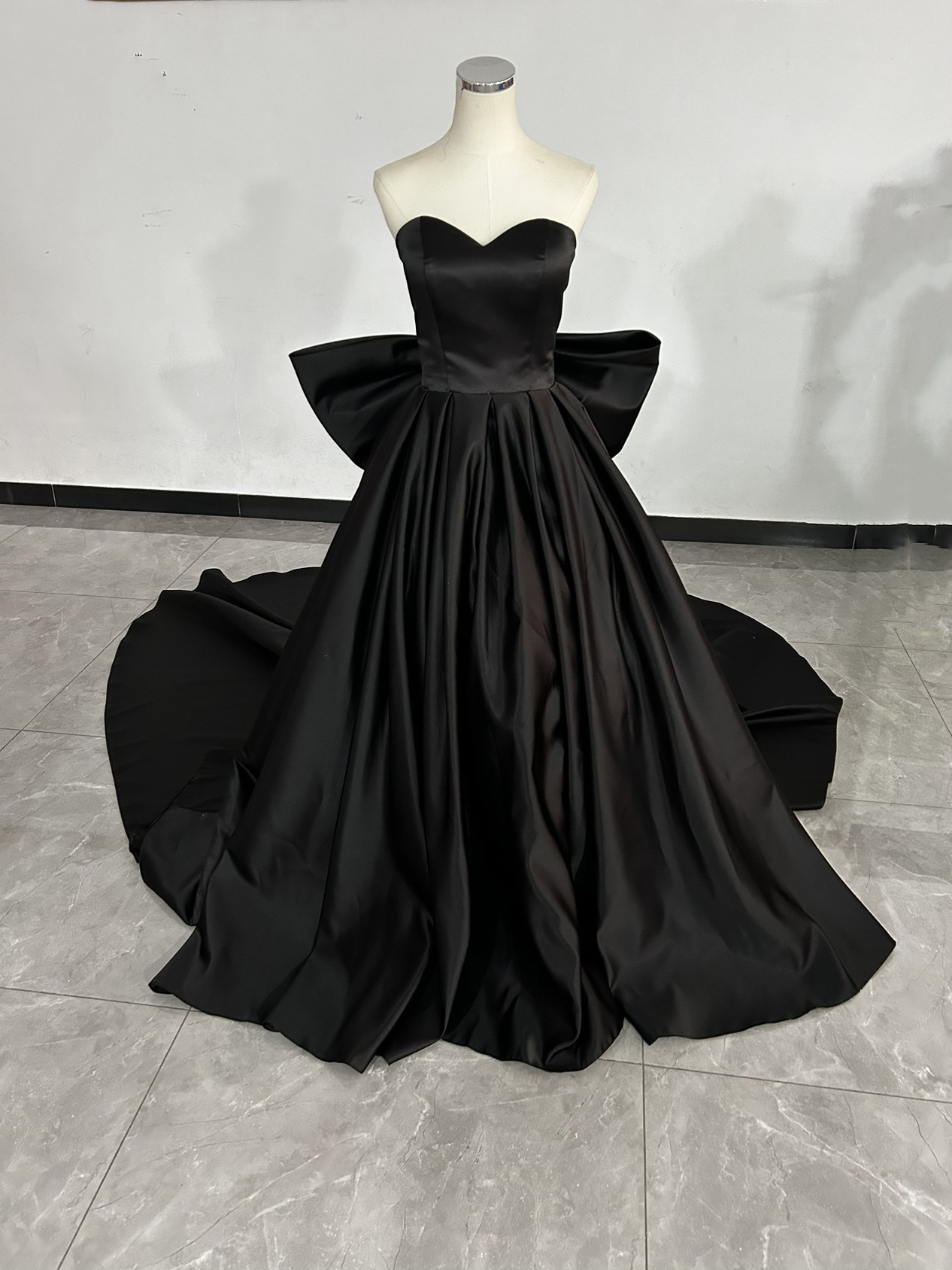 送料無料！雅やか 黒 カラードレス ふっくら柔らかなバックリボン ロングトレーン /結婚式/披露宴