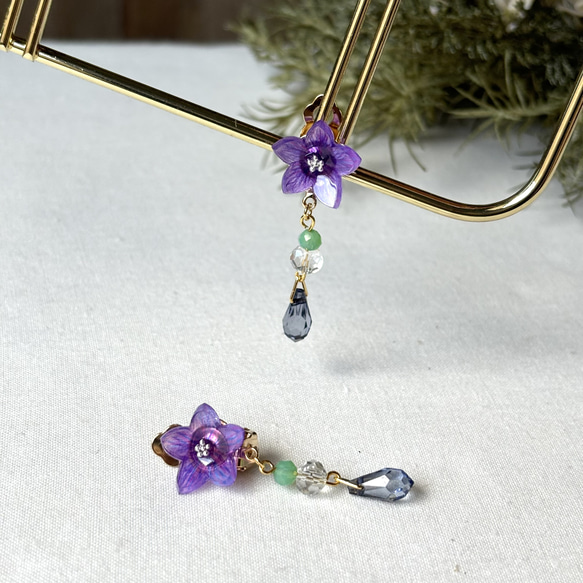 桔梗きらめく一輪イヤリング＊グリーン＊ゴールド＊プラ板＊キキョウ
