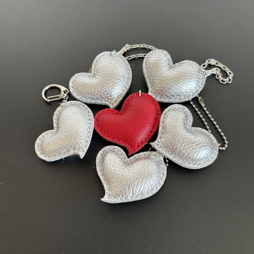 ピカピカシルバー のレザー ハートチャーム キーホルダー バッグ  