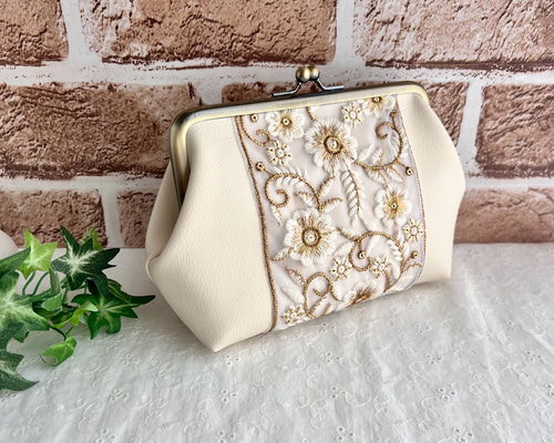 インド刺繍リボンとフェイクレザーのがま口ポーチ 口金15.5cm Mサイズ