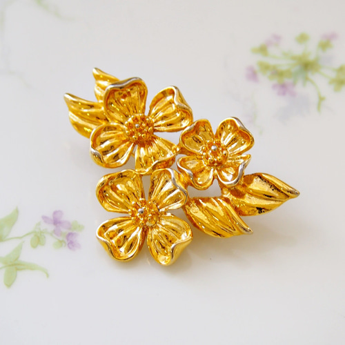 ヴィンテージジュエリー】Unsigned Beauty ゴールドトーン ハナミズキ  