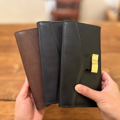 イタリアTempest社のレザーを使用したフラップウォレット 留め具  