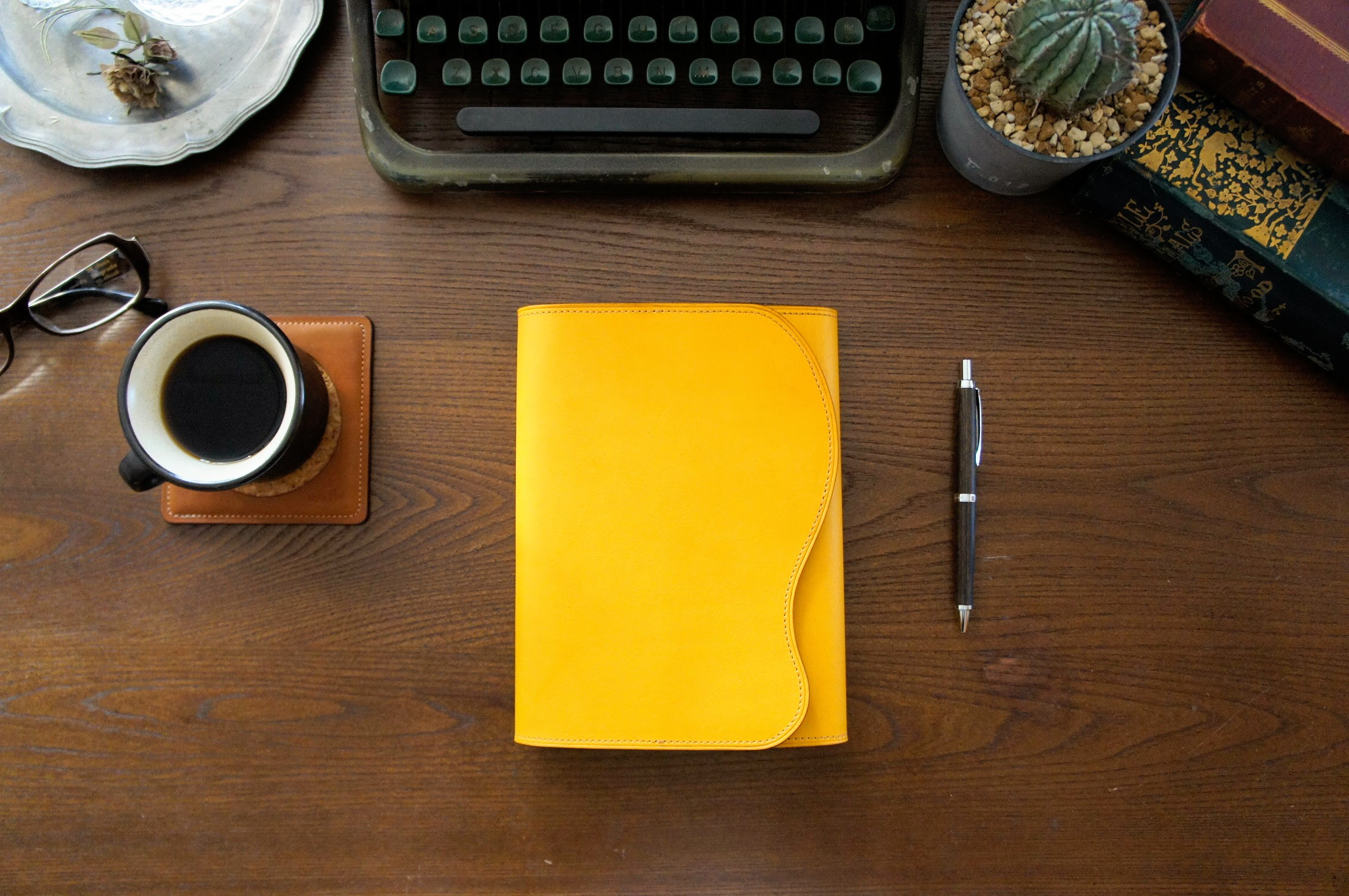 【カラーが選べる手帳カバー】B6サイズ◆オイルダコタ革◆黄色◆波型◆三つ折り◆名入れ刻印◆ラッピング・送料無料