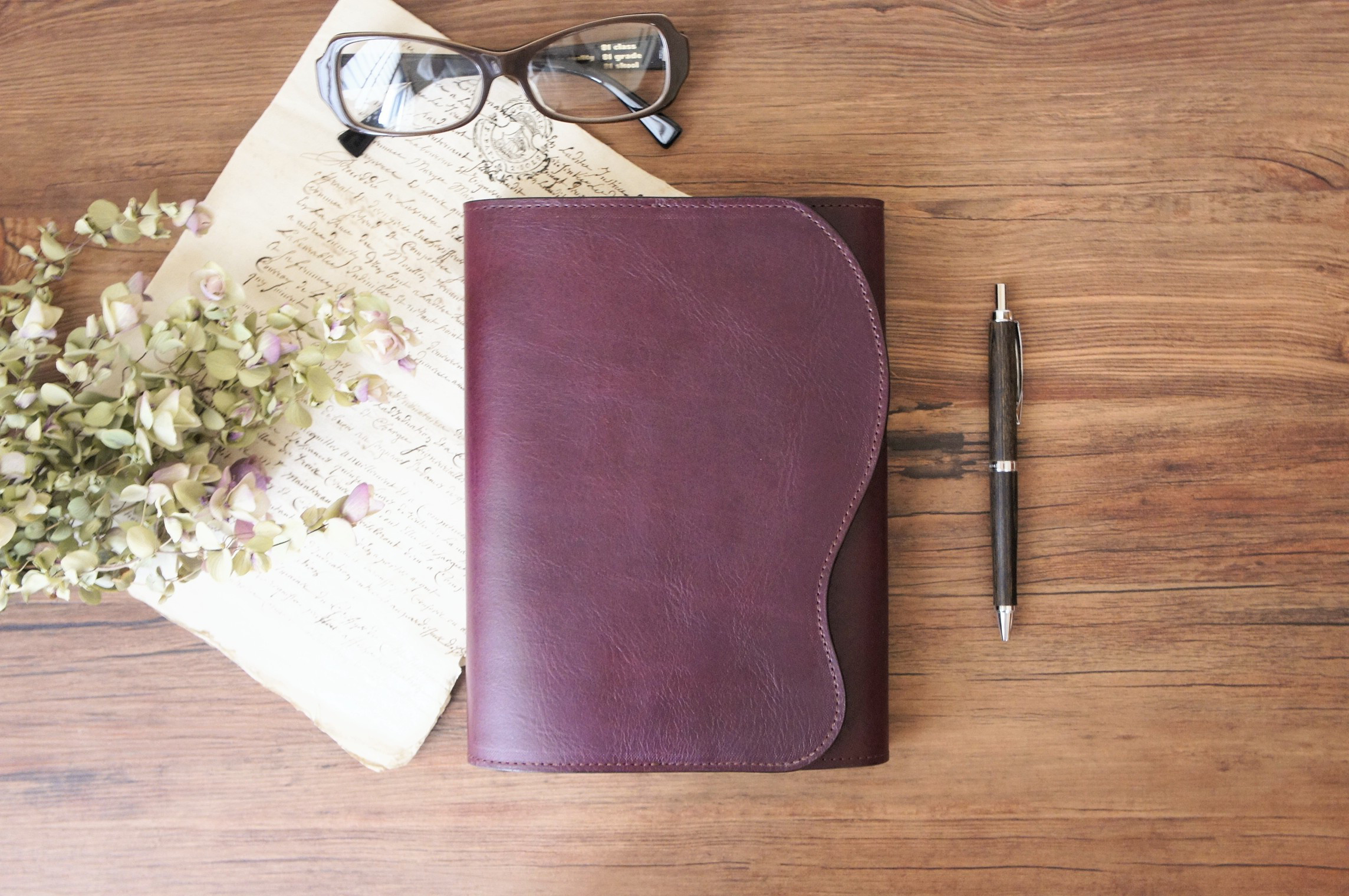 【カラーが選べる手帳カバー】B6サイズ◆オイルダコタ革◆赤紫◆波型◆三つ折り◆名入れ刻印◆ラッピング・送料無料