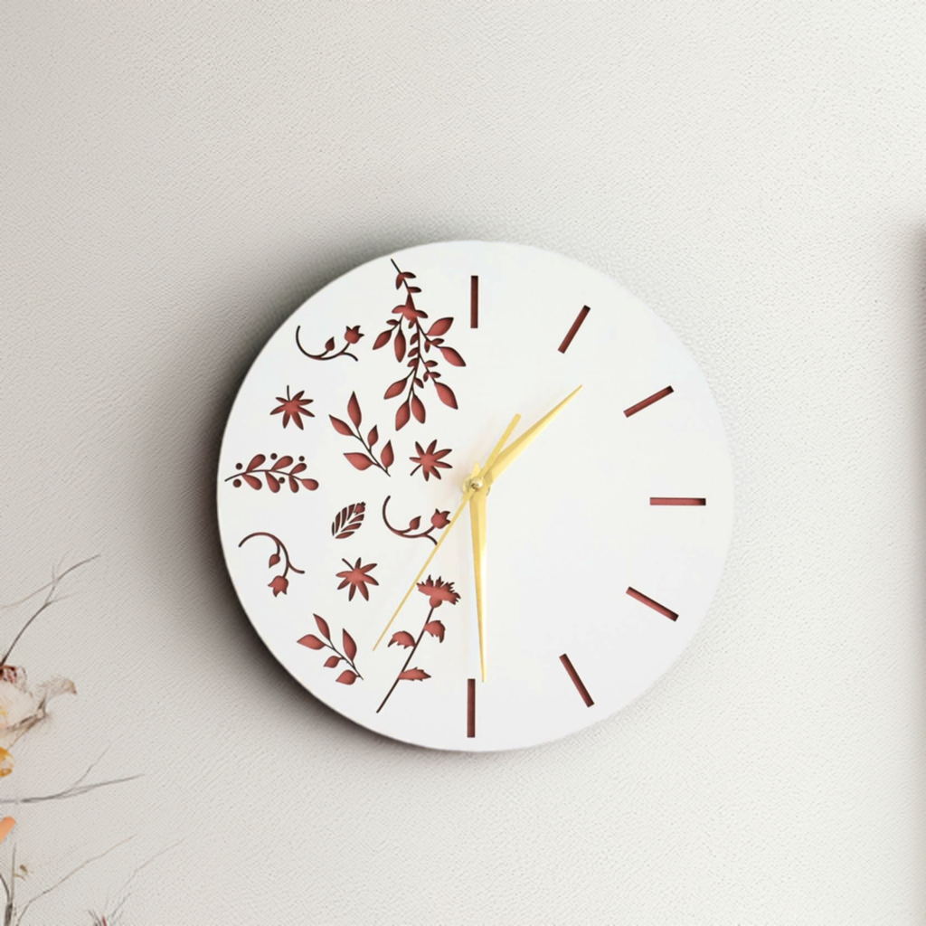 紅花の彩り　ナチュラルさと高級感を併せ持つ木製掛け時計