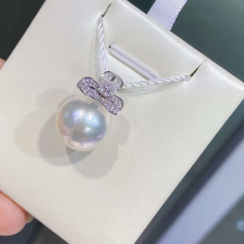 高級】白蝶真珠 ダイヤモンド付きペンダントトップk18 ペンダント  