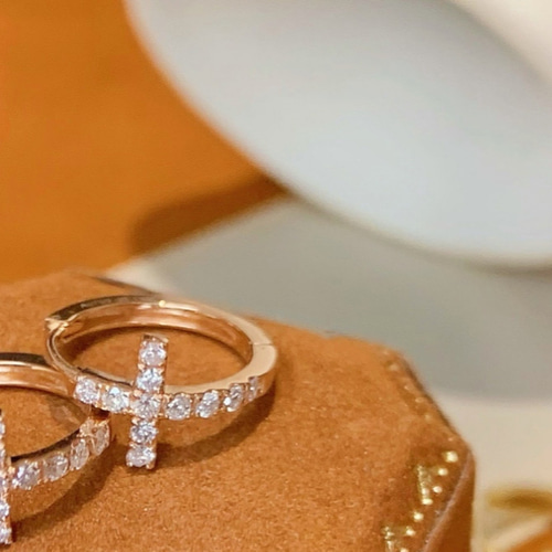 クロスモチーフ　天然ダイヤモンド付きピアスk18