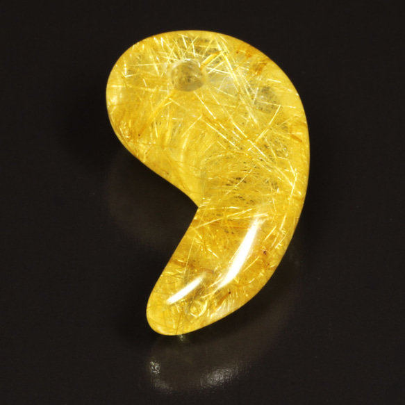 神秘のエネルギー】一点物 ゴールドルチルクォーツ 勾玉 Mr150