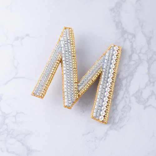 現品価格＞『M』イニシャル・ビーズ刺繍ブローチ／文字オーダー