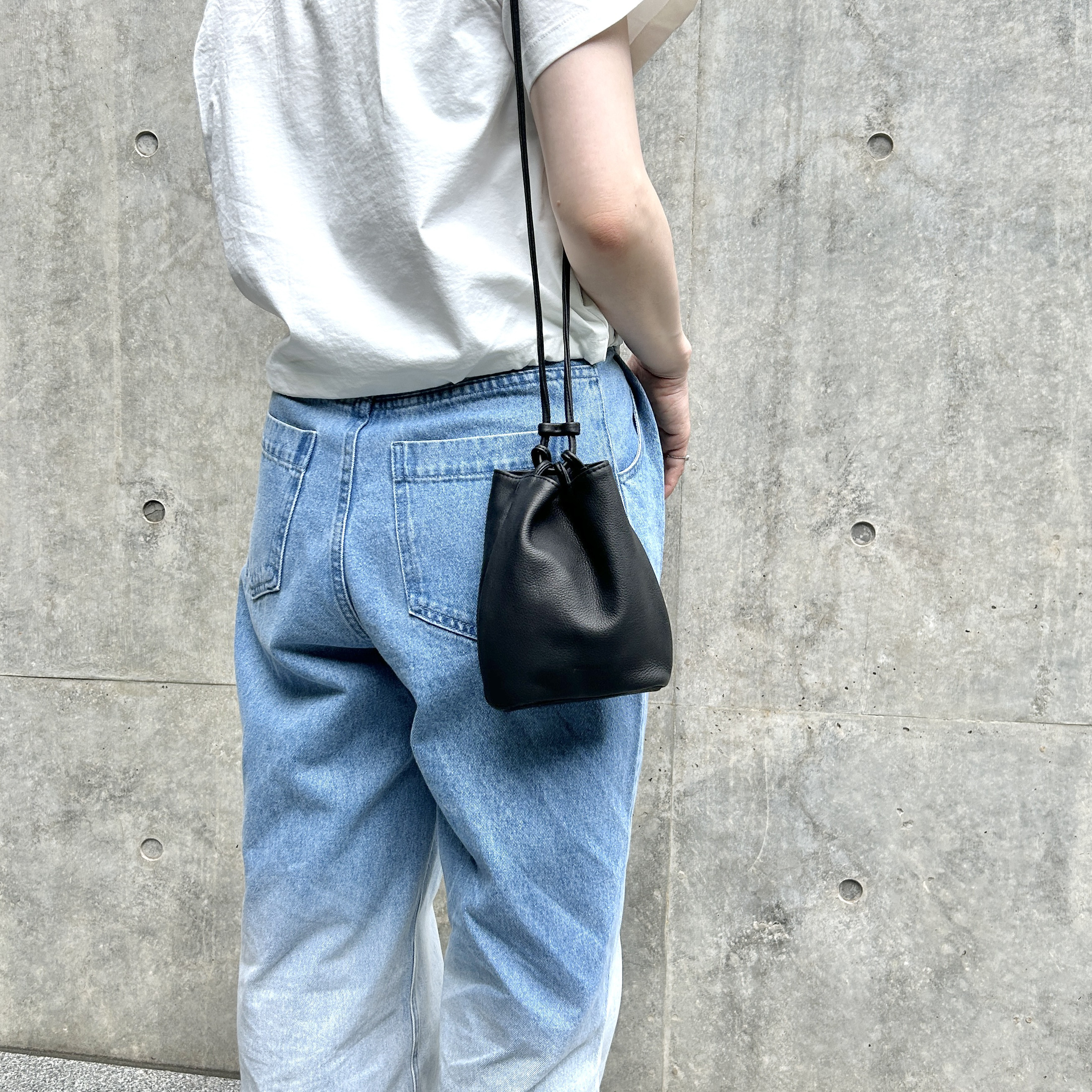 ドローストリングショルダーバッグS　/　サステナブルレザー（国産本牛革）　レザー巾着 ショルダーバッグ