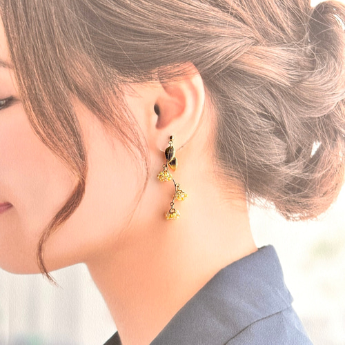 軽量タイプ チェコビーズ お花のゆらゆらイヤリング・ピアス《イエロー
