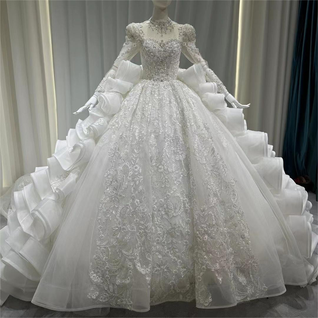 お買い得！高級感溢れる　くるみボタン　ロングトレーン　肩あり　長袖　キラキラチュール　魅惑の花レース　ウェディングドレス