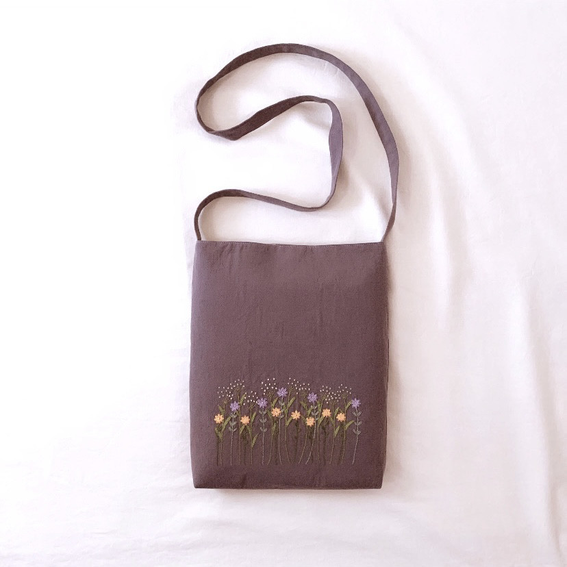 【A4大サイズ】草花手刺繍/綿麻ショルダーバッグ/スモークパープル【くが屋】