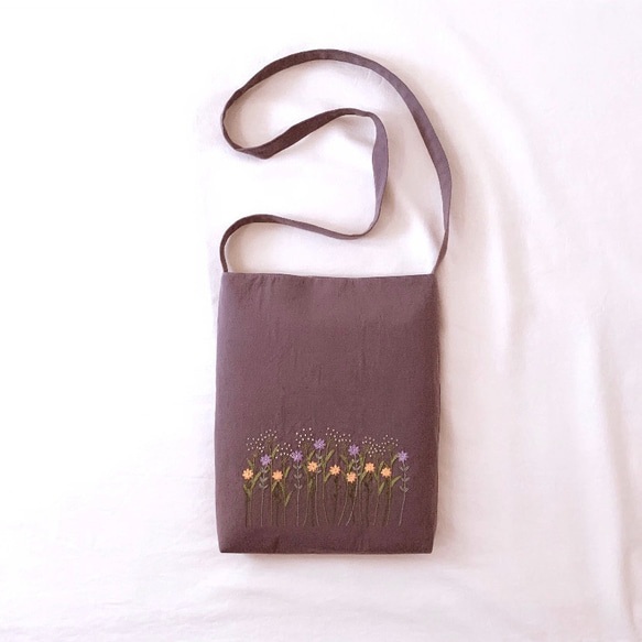 maaaaaa0418様オーダー品 sale!!【A4大サイズ】草花手刺繍/綿麻ショルダーバッグ/スモーク