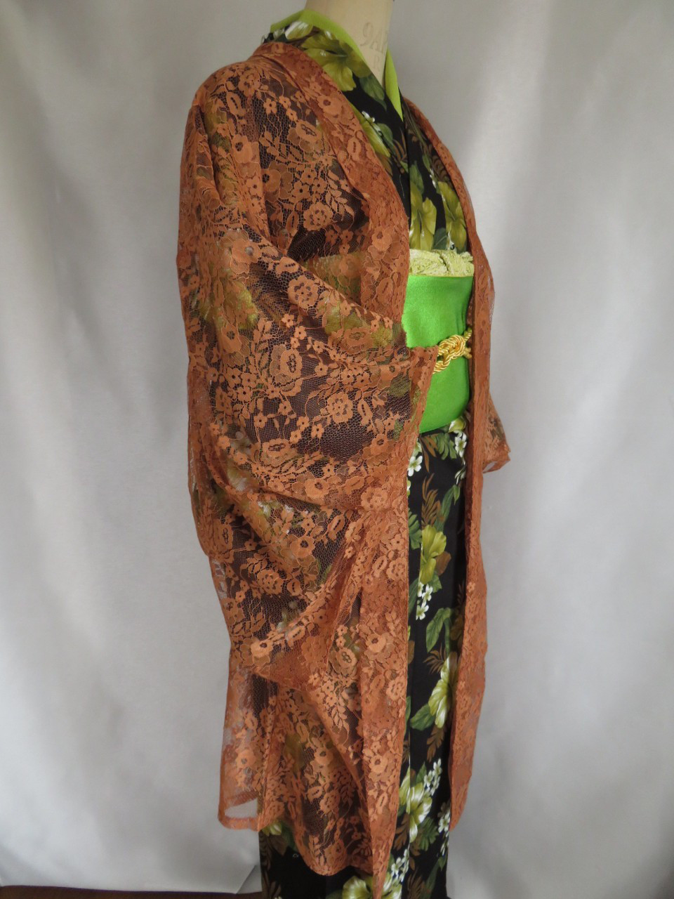 薄めのテラコッタカラーが個性的な　日本製高級レースで作製した長羽織