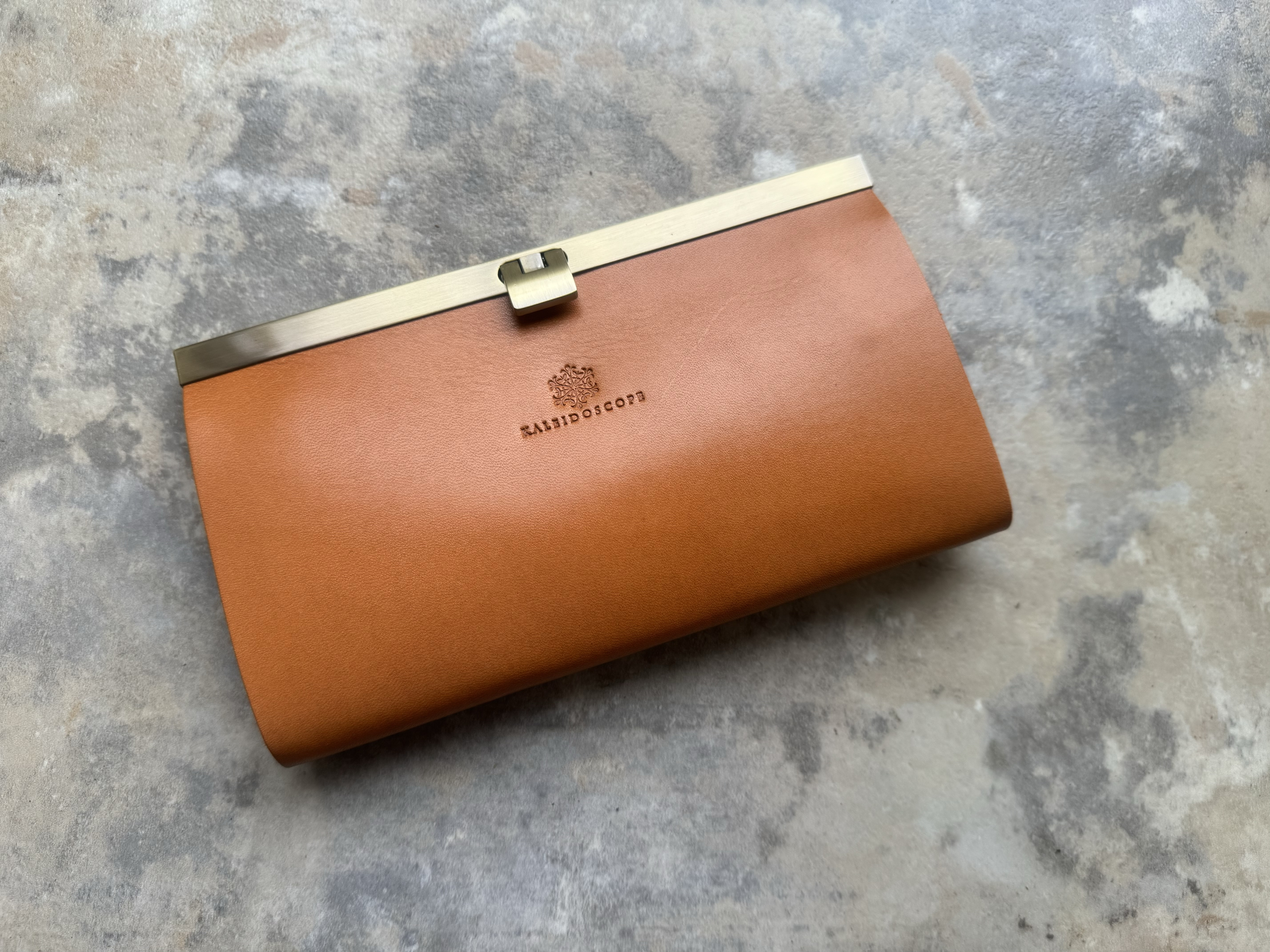 【数日内に発送可能】飴色に育つ栃木レザーの長財布＊カード16枚収納『avanico』