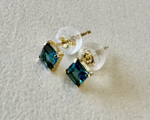 充実の品 K18ピアス ロンドンブルートパーズ3.5mm角K18シリコンキャッチ トパーズ