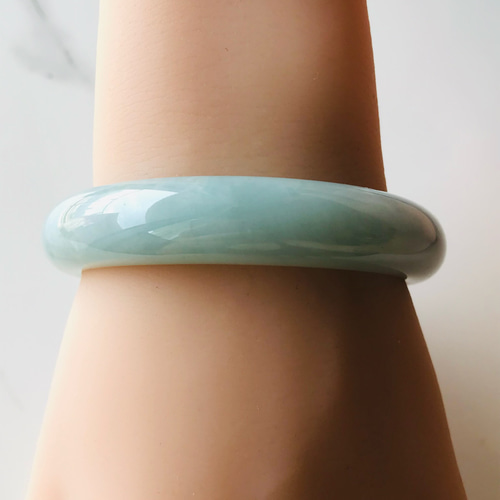 翡翠（ひすい） バングル 淡いグリーン