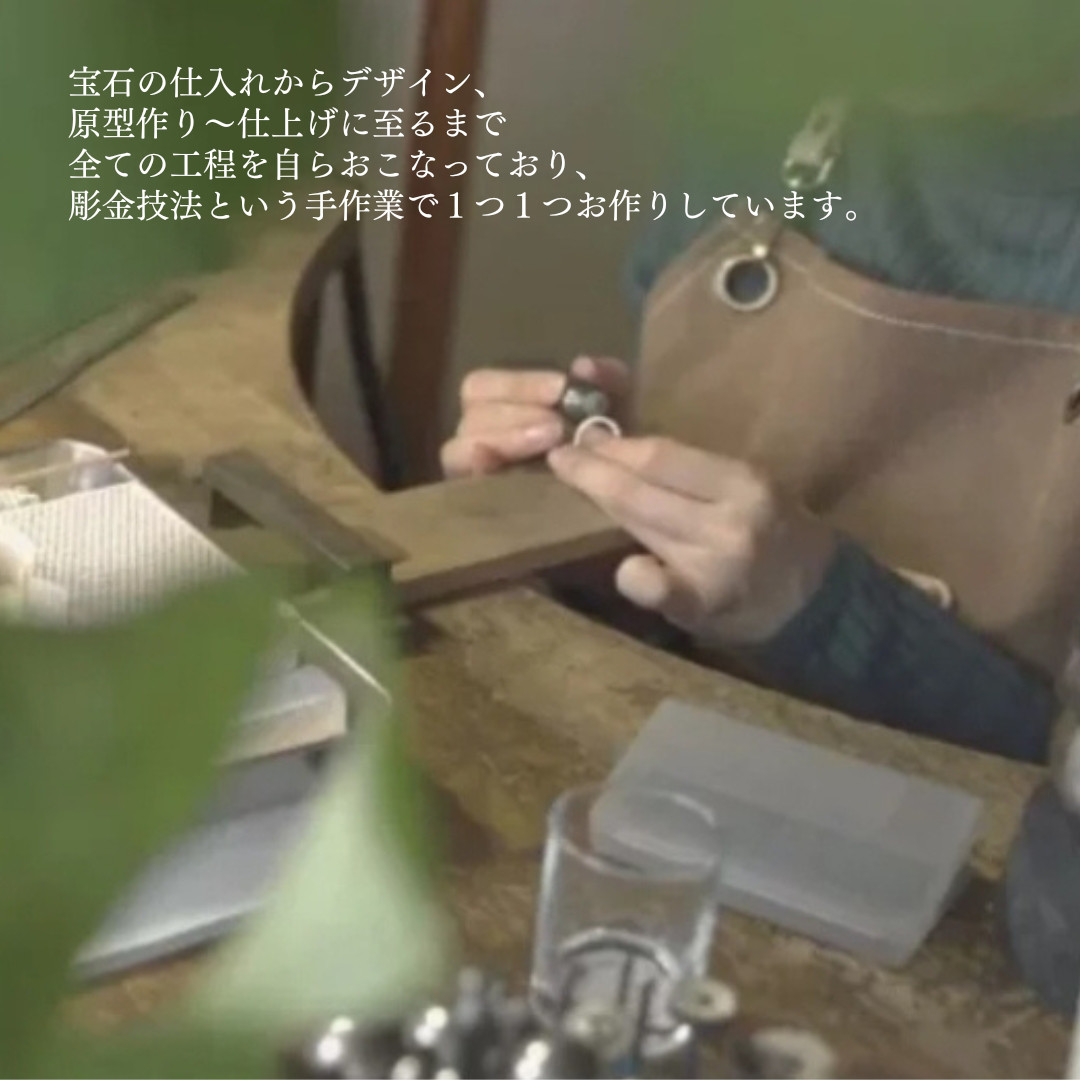 ホワイトトパーズの花冠リング(V字)