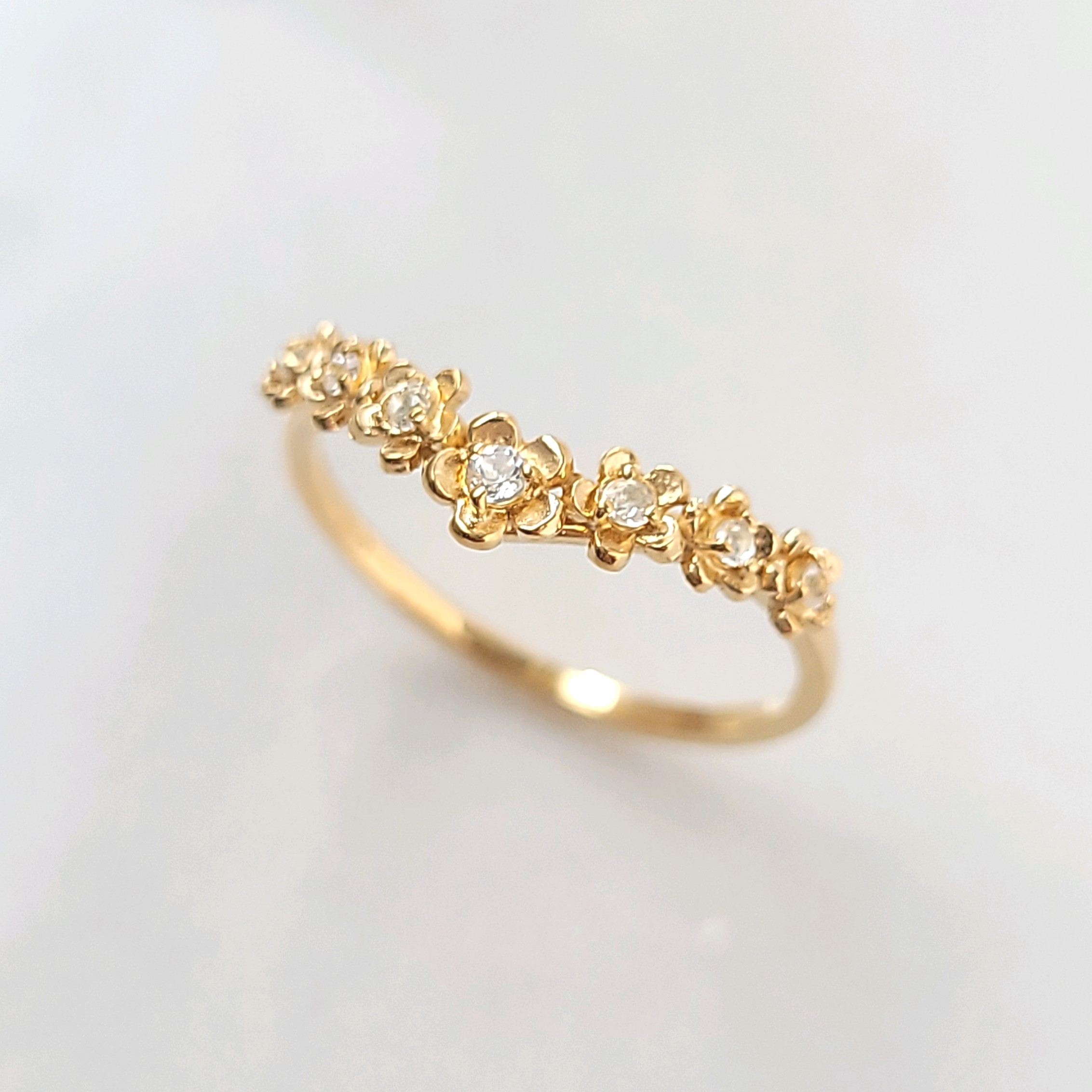 ホワイトトパーズの花冠リング(V字)