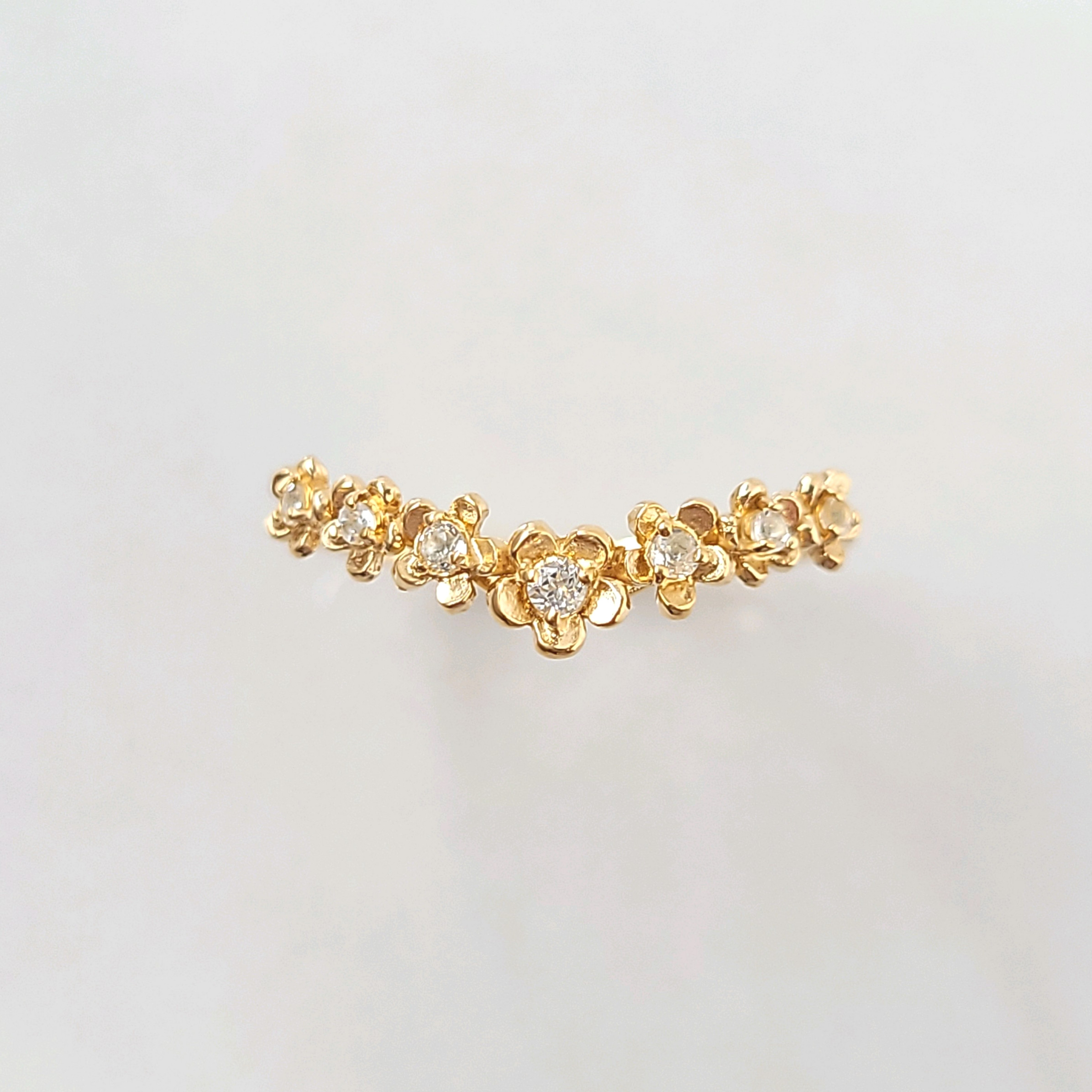 ホワイトトパーズの花冠リング(V字)