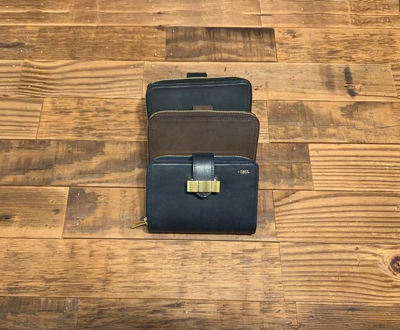 イタリアTempest社のレザーを使用した2つ折り財布 留め具：起こし  