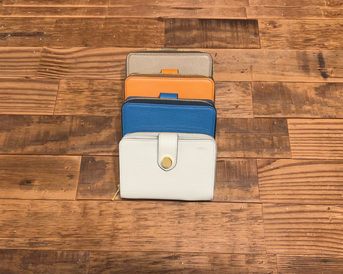 イタリアンレザーを使用した2つ折り財布 留め具：ホックタイプ（本