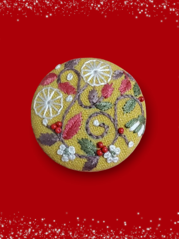 手刺繍ブローチ・ヘアゴム こっくり秋色《赤い実 秋のツル草模様