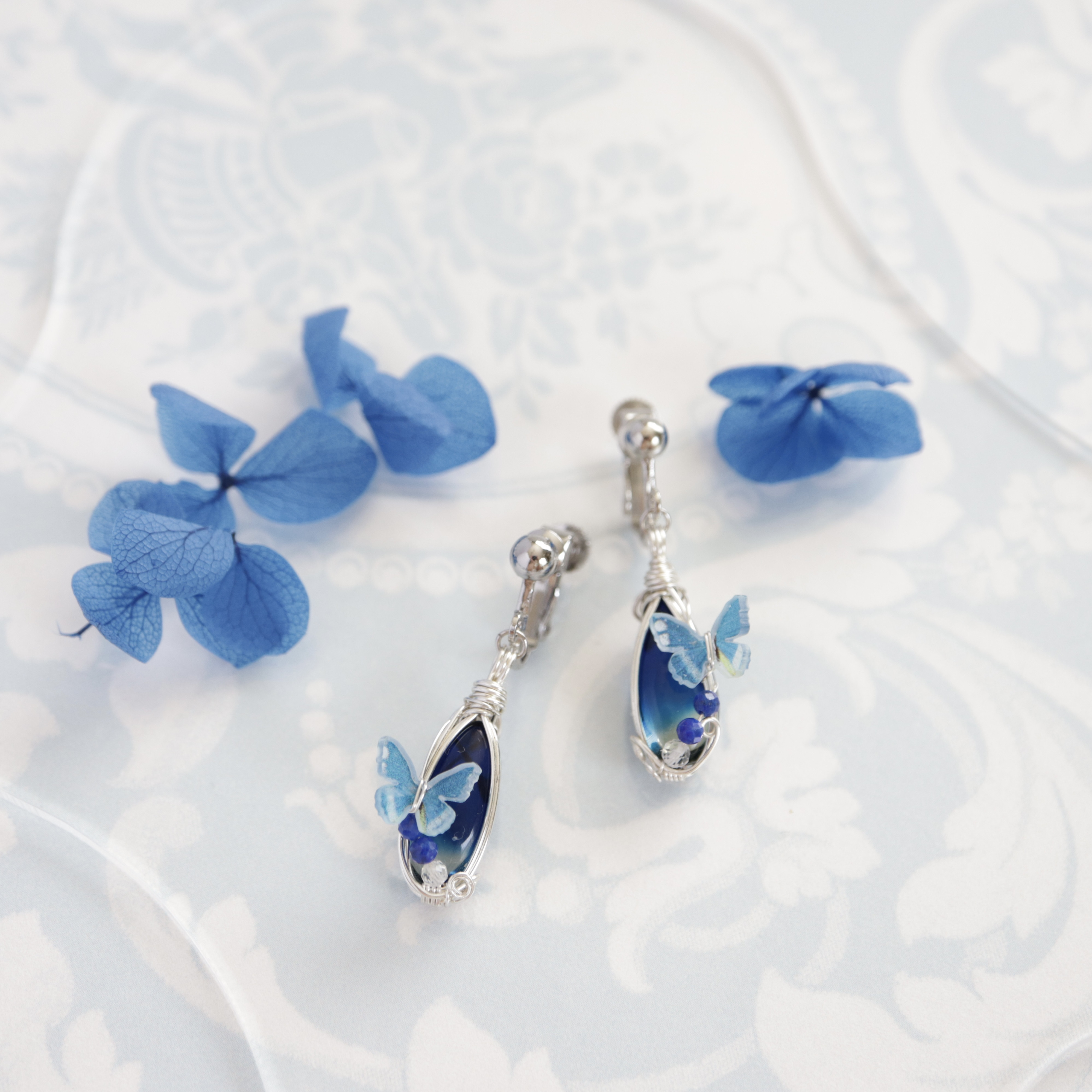 【数量限定】サファイアブルーアンバーの耳飾り《空と海の青を閉じ込めて》