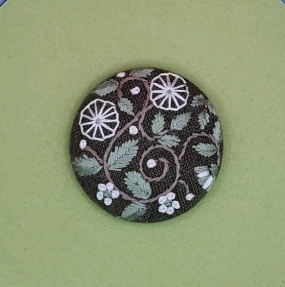 手刺繍ブローチ・ヘアゴム こっくり秋色《つる草模様》×カーキーG