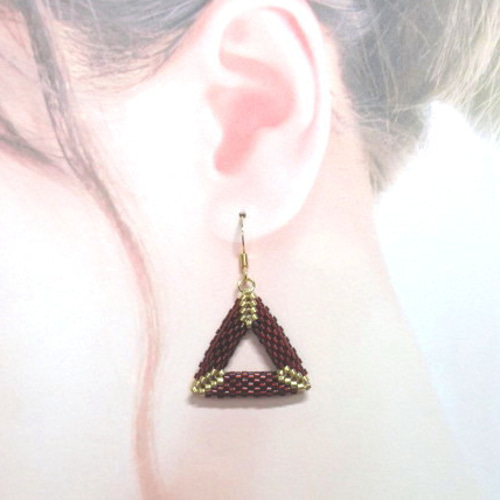 HMピアスガンメタブラックレッドトライアングル赤三角