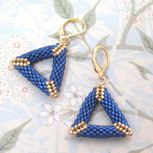 トライアングル(ブルー）ピアス／イヤリング＊ビーズステッチ