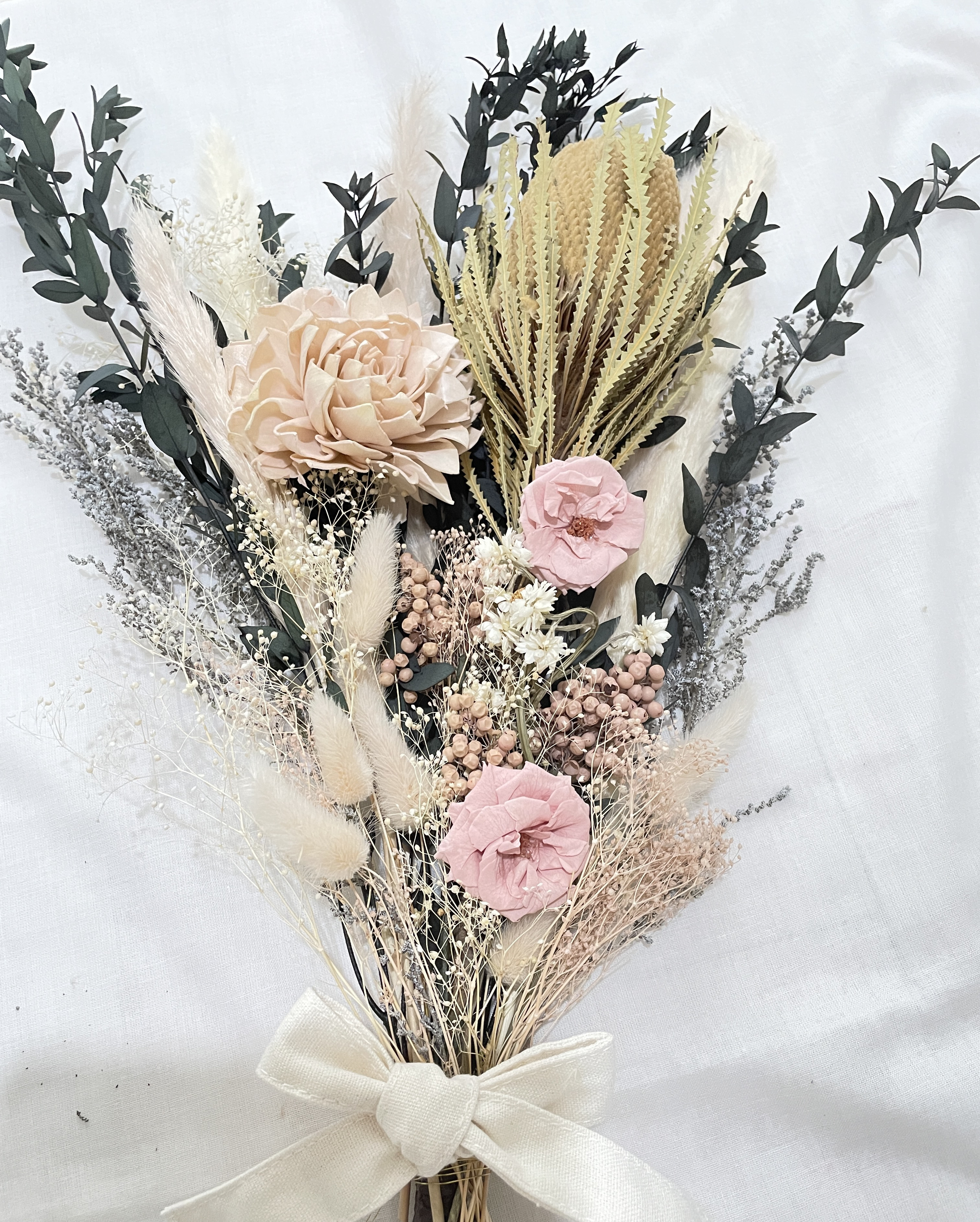 バンクシアとプリザーブドローズのブライダルブーケ&ブートニア（ブートニア付き）