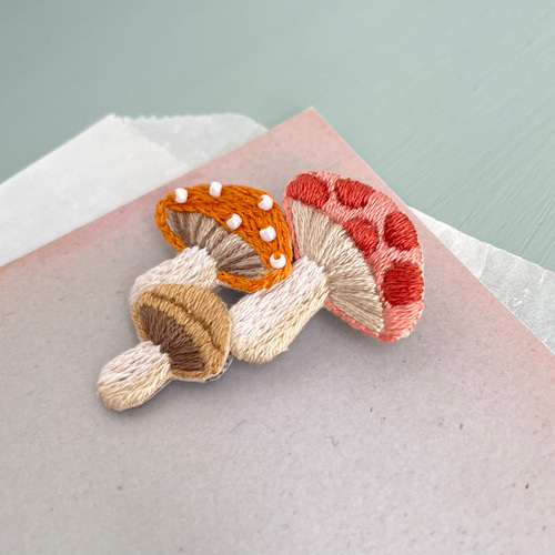 受注制作］きのこの刺繍ブローチ ブローチ capriccio 通販 18131117