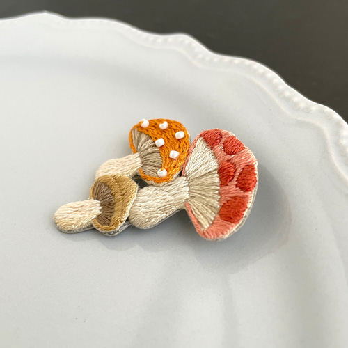 ＊きのこ ✿＊　刺繍ブローチ きのこの刺繍ブローチ ブローチ capriccio 通販 18131117｜Creema