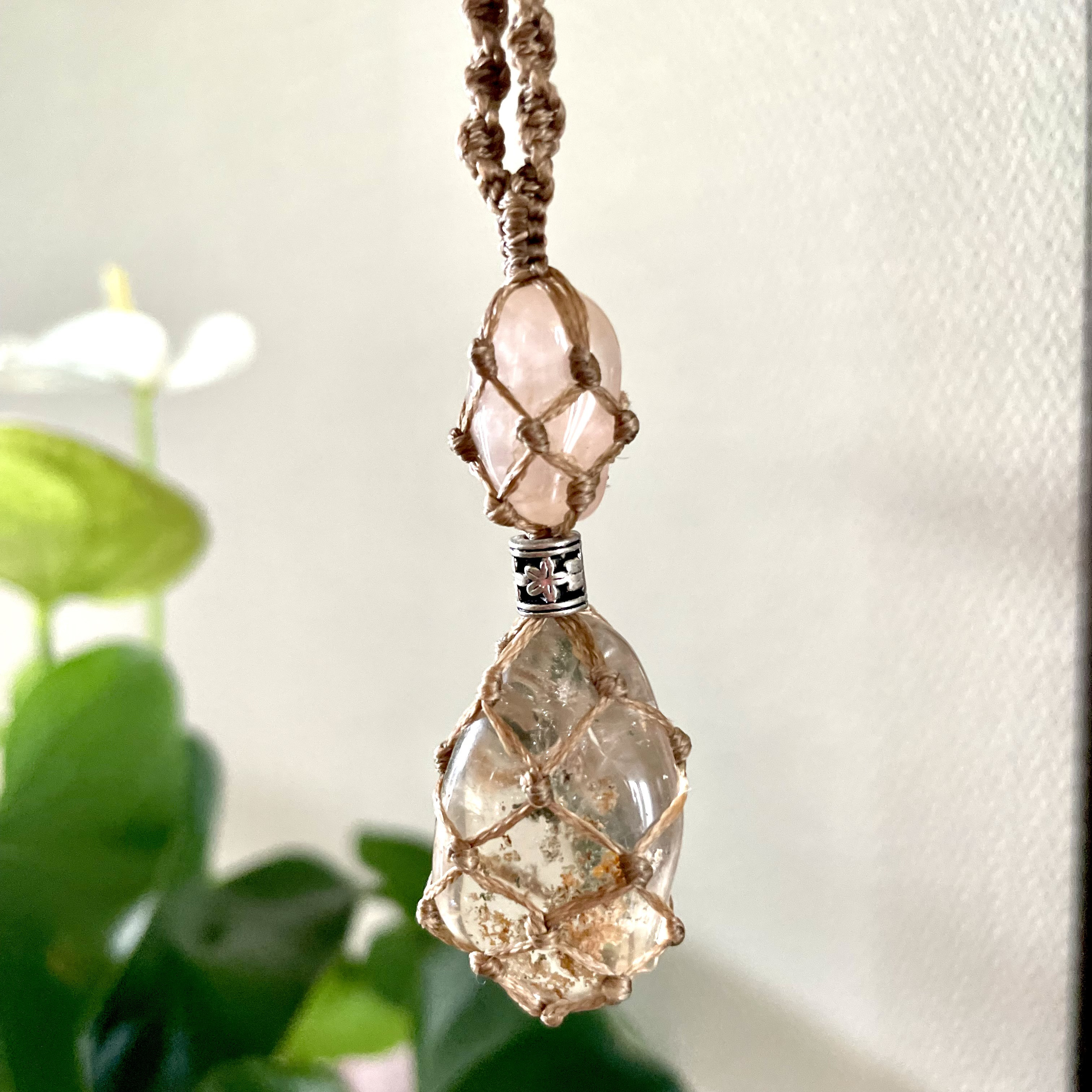 タンブルストーンのマクラメネックレス　ガーデンクォーツ＆ローズクォーツ