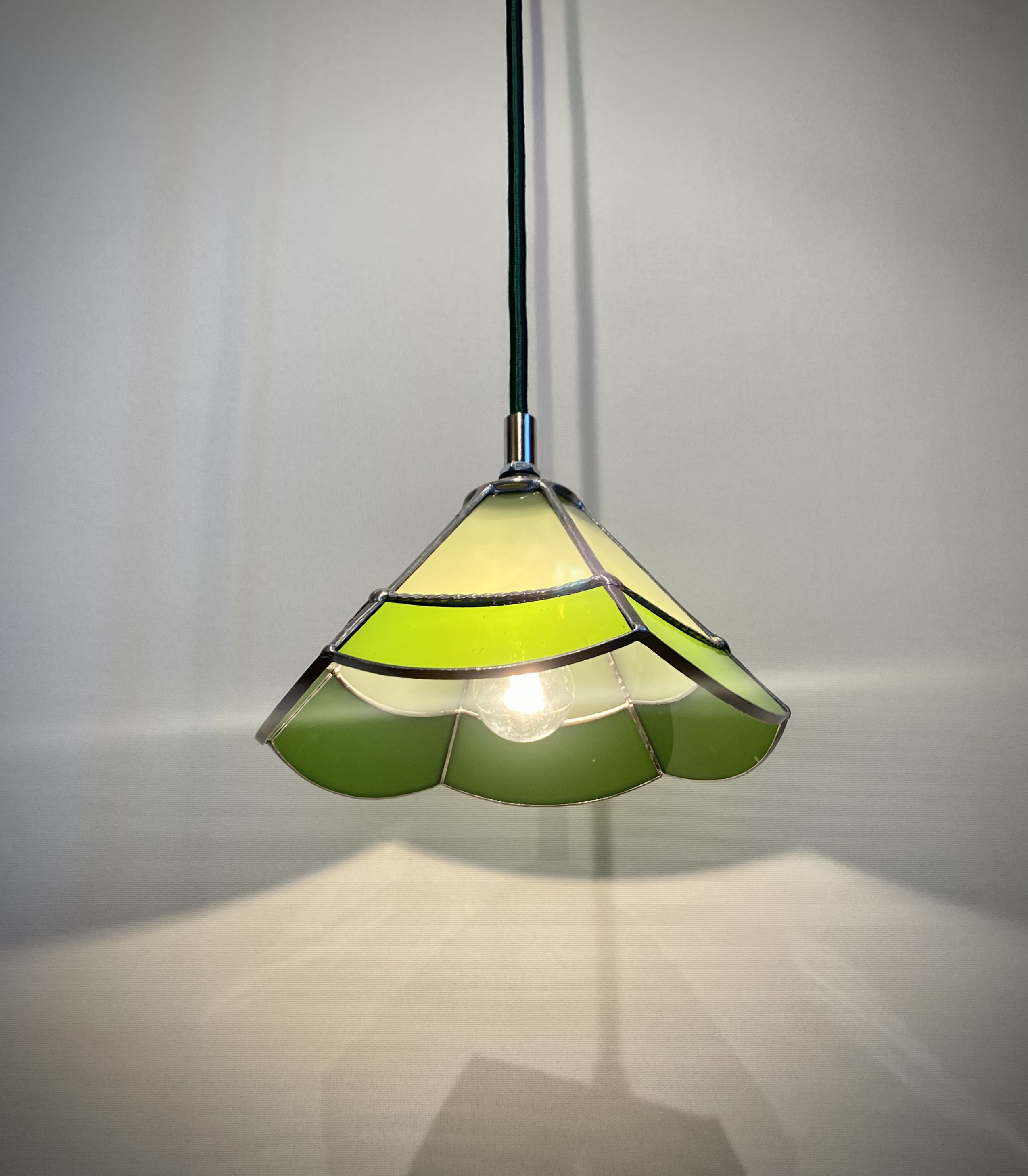 ステンドグラスのペンダントランプ　6角2段  モスグリーン