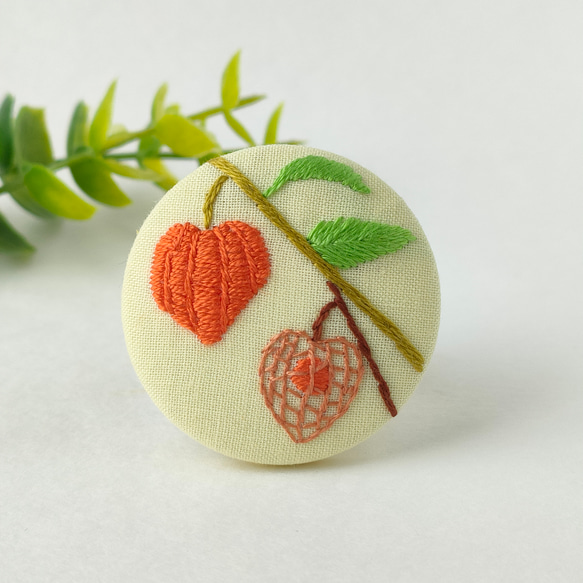 鬼灯の刺繍ブローチ ブローチ かなちゃん手刺繍工房 通販 18131636