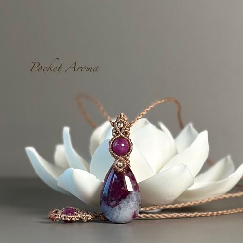 深紅』ルビーインクォーツとピンクルビーのマクラメペンダント