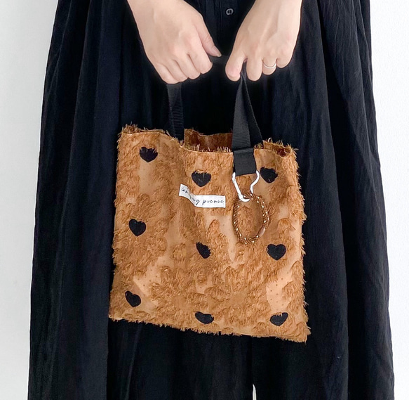 ハート刺繍のフラワーバッグ(ブラウン) ハンドバッグ amazing picnic 