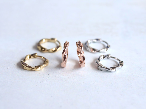 ☆大人気☆小さめ ワンタッチ つけっぱなしOK 錆びないステンレス【mini 中折れツイストフープ 3color】ピアス 1枚目の画像