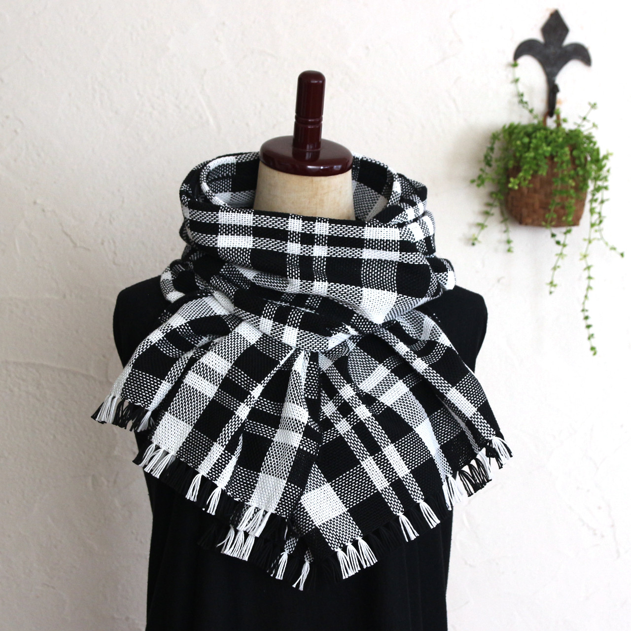 コットン100％チクチクしない手織りストール【ブラック x ホワイト チェック柄】