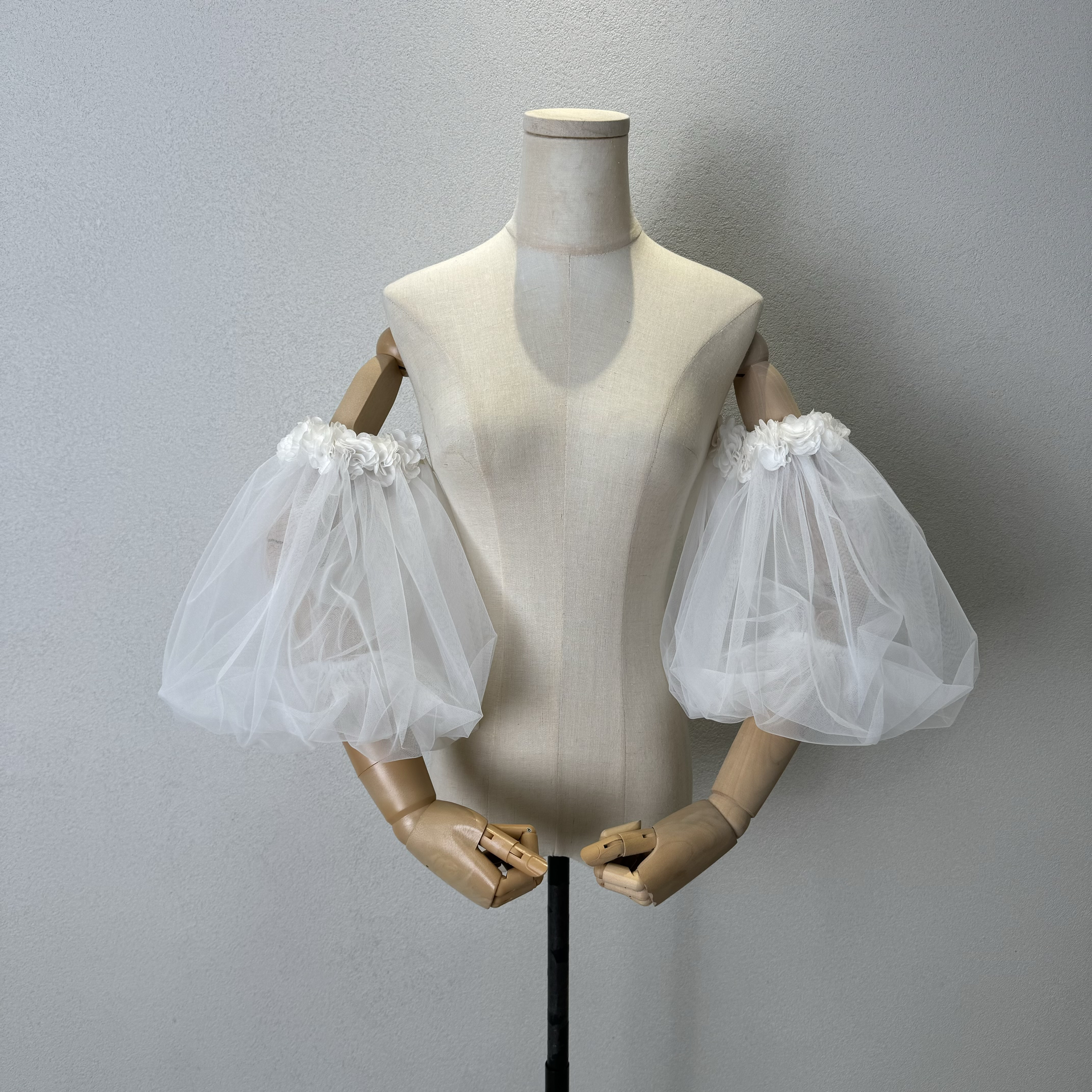 可愛い　二の腕カバー　取り外し可能お袖　お花付き　ふんわりチュール　サイズオーダー　ウェディングドレス付け袖優雅　結婚式