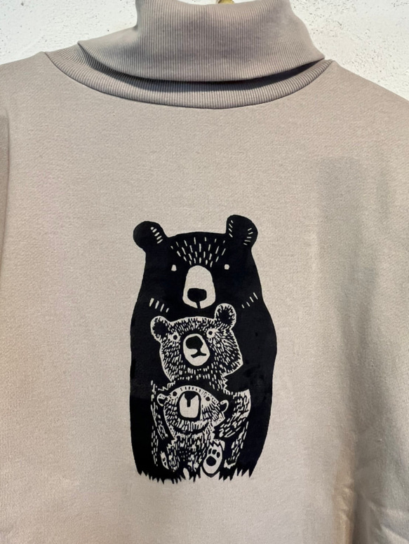 クマさん柄　レディース裏起毛タートルネックトレーナー【M～4L】大きいサイズあり 3枚目の画像