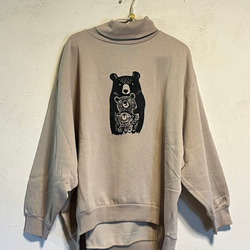 クマさん柄　レディース裏起毛タートルネックトレーナー【M～4L】大きいサイズあり 2枚目の画像