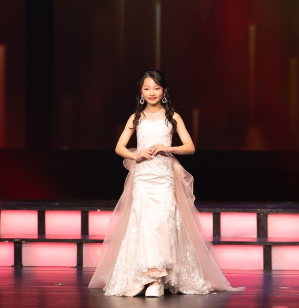 実例写真！華やかなトレーン 取り外し ピンク ラッフルフリル ソフトチュール 前撮り