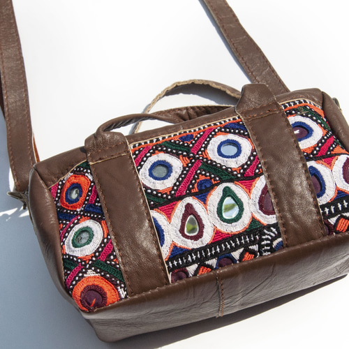 レザー手刺繍古代布クロスボディバッグ/エスニック風サイド